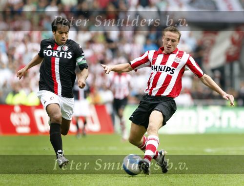 Eindhoven, 23 September 2007 Seizoen 2007/2008 Kompetitewedstrijd PSV-Feyenoord, eindstand 4-0
Giovanniv Bronckhorst in duel met Jan Kromkamp