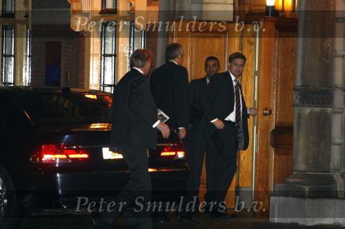 Den Haag 26 november 2008
Jan Peter Balkenende arriveert bij binnenhof met bmw en beveiliging.
Peter Smulders bv
