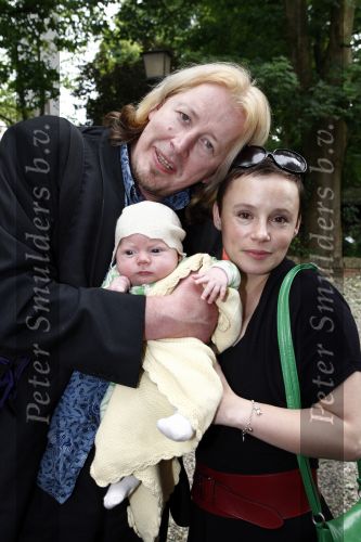 Oosterbeek 25 juni 2008
Huwelijk Rob de Nijs en zijnn vrouw Henriette in kerk in Oosterbeek. 
Jan Rot met vrouw en baby