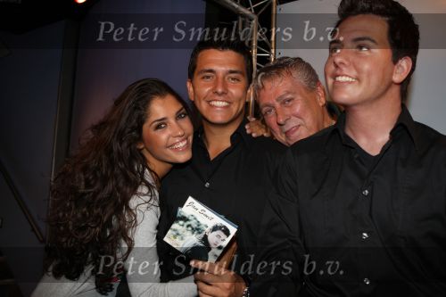 Amsterdam, 11 Juli 2008
Jan Smit met zijn vriendin Yolanthe Cabau en manager Jaap Buys
met zijn nieuwe wassenbeeld en tevens nieuwe singlle release