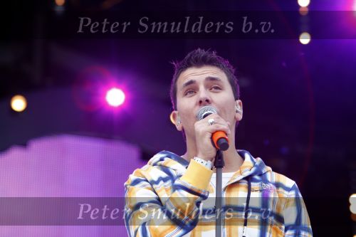 Amsterdam 30 april 2008
Het eerste optreden van Jan Smit na zijn operatie tijdens het radio 538 spektakel op koninginnedag. Jan heeft 8 maanden niet mogen zingen . Yolanthe Cabau v Kasbergen was er natuurlijk bij.
Peter Smulders bv