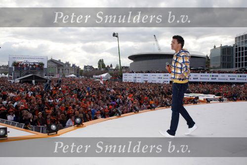 Amsterdam 30 april 2008
Het eerste optreden van Jan Smit na zijn operatie tijdens het radio 538 spektakel op koninginnedag. Jan heeft 8 maanden niet mogen zingen . Yolanthe Cabau v Kasbergen was er natuurlijk bij.
Peter Smulders bv