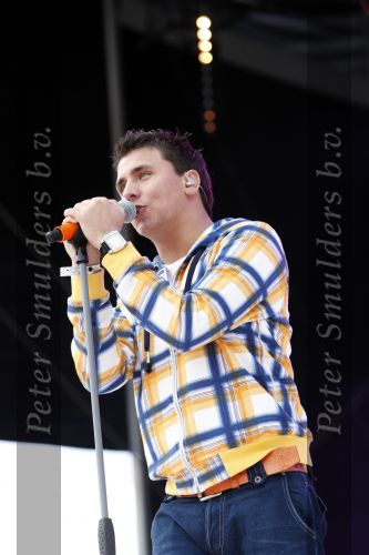 Amsterdam 30 april 2008
Het eerste optreden van Jan Smit na zijn operatie tijdens het radio 538 spektakel op koninginnedag. Jan heeft 8 maanden niet mogen zingen . Yolanthe Cabau v Kasbergen was er natuurlijk bij.
Peter Smulders bv