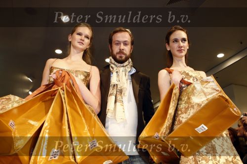 Amsterdam 29 november 2008
Diverse Bekenede Nederlanders BN ers verkopen bij de bijenkorf plastic draagtassen voor het aidsfonds. jan Taminieau
Peter Smulders bv