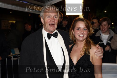 Amsterdam 17 november 2008
Premiere oorlogswinter in Tuschinski. Jan Terlouw met kleindochter
Peter Smulderrs bv