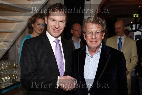 Naarden 1 april 2008
Het arsenaal van Jan en Monique des Bouvrie bestaat 15 jaar. Jan met Peter Rehwinkel
Peter Smulders bv