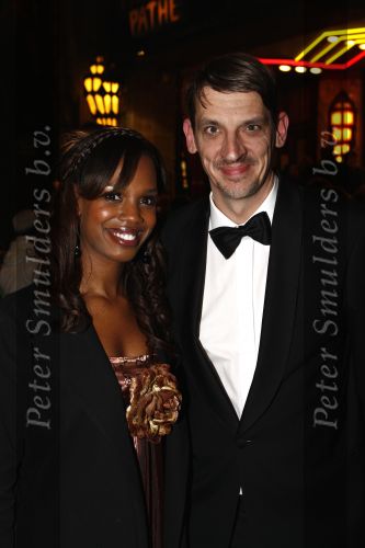 Amstedam 8 december 2008
Prmiere film Wit licht in Tuschinski. Jasmine Sendar met een kennis
Peter Smulders bv