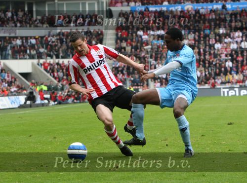 Eindhoven, 13 April 2008 Kampioenswedstrijd PSV-FC Twente, eindstand 1-1 Seizoen 2007/2008. PSV daardoor nog niet kampioen.
Jason Culina in duel met Edson Braafheid