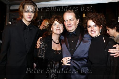 Amstedam 8 december 2008
Prmiere film Wit licht in Tuschinski. jean v d Velde met vrouw en zoon Yannick met zijn vriendin
Peter Smulders bv