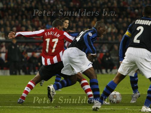 Eindhoven, 12 December 2007
Champions League wedstrijd PSV-Internationale Milan, eindstand 0-1 Seizoen 2007/2008
Jefferson Farfan in duel met Nelson Enrique Lopez Rivas