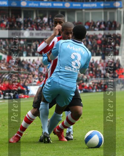 Eindhoven, 13 April 2008 Kampioenswedstrijd PSV-FC Twente, eindstand 1-1 Seizoen 2007/2008. PSV daardoor nog niet kampioen.
Jefferson Farfan in duel met Edson Braafheid