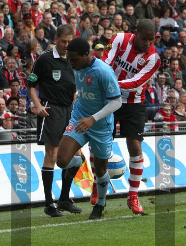 Eindhoven, 13 April 2008 Kampioenswedstrijd PSV-FC Twente, eindstand 1-1 Seizoen 2007/2008. PSV daardoor nog niet kampioen.
Jefferson Farfan in duel met Edson Braafheid