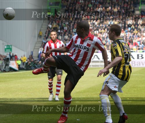 Arnhem, 20 April 2008 Kompetitiewedstrijd Vitesse-PSV, eindstand 0-1 Seizoen 2007/2008
Jefferson Farfan in duel met Gill Swerts