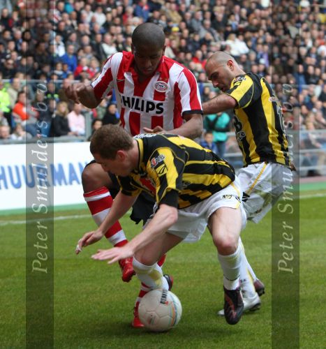 Arnhem, 20 April 2008 Kompetitiewedstrijd Vitesse-PSV, eindstand 0-1 Seizoen 2007/2008
Jefferson Farfan in duel met Gill Swerts en Jasar Takak