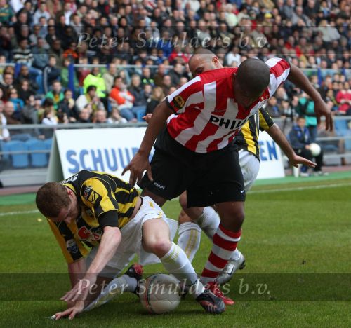 Arnhem, 20 April 2008 Kompetitiewedstrijd Vitesse-PSV, eindstand 0-1 Seizoen 2007/2008
Jefferson Farfan in duel met Gill Swerts en Jasar Takak