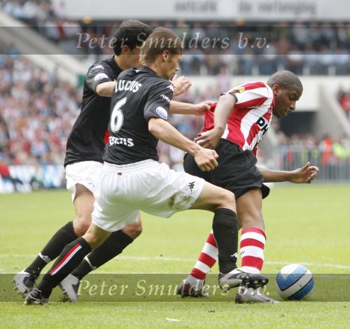 Eindhoven, 23 September 2007 Seizoen 2007/2008 Kompetitewedstrijd PSV-Feyenoord, eindstand 4-0
Jefferson Farfan in duel met Theo Lucius