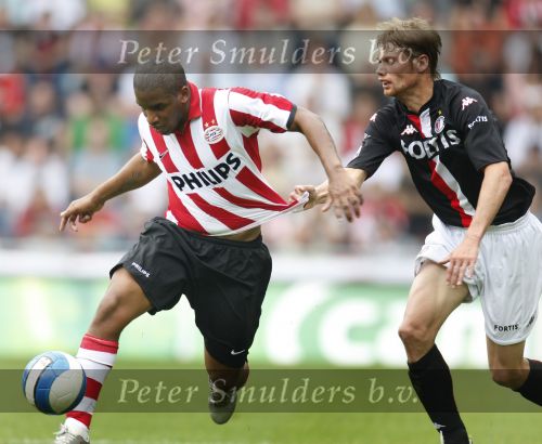 Eindhoven, 23 September 2007 Seizoen 2007/2008 Kompetitewedstrijd PSV-Feyenoord, eindstand 4-0
Jefferson Farfan in duel met Theo Lucius
Shirtje trekken