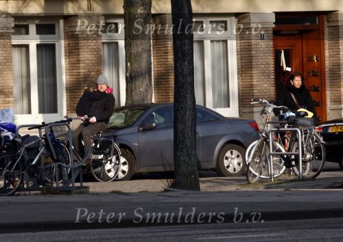 Amsterdam 27 december 2008
Jennemiek Spijkerman met vriend en zijn dochter op de fiets in Amsterdam.
Peter Smulders bv