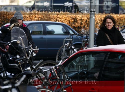 Amsterdam 27 december 2008
Jennemiek Spijkerman met vriend en zijn dochter op de fiets in Amsterdam.
Peter Smulders bv