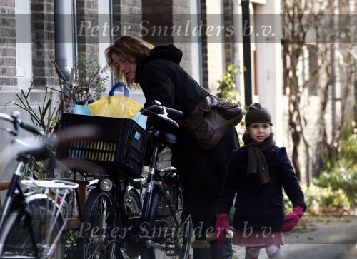 Amsterdam 27 december 2008
Jennemiek Spijkerman met vriend en zijn dochter op de fiets in Amsterdam.
Peter Smulders bv