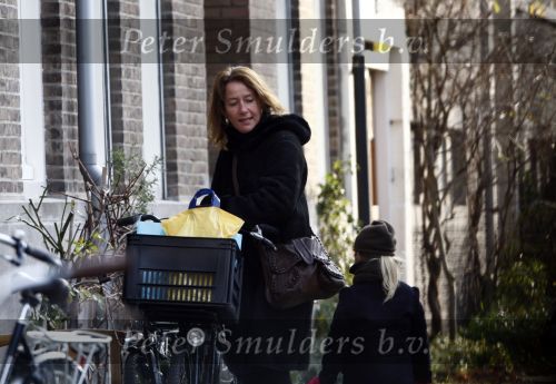 Amsterdam 27 december 2008
Jennemiek Spijkerman met vriend en zijn dochter op de fiets in Amsterdam.
Peter Smulders bv