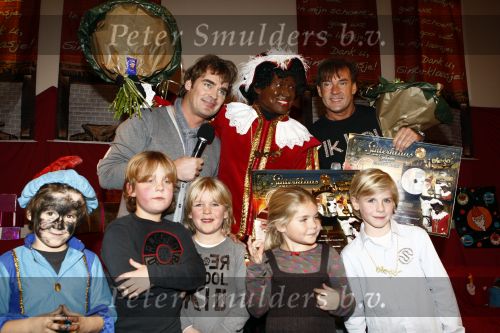 Blaricum 27 november 2008
Zwarte Piet Diego en Gerard Joling ontvangen uit handen van Jeroen v d Boom een gouden plaat. Jeroen met zijn zoon
Peter Smulders bv