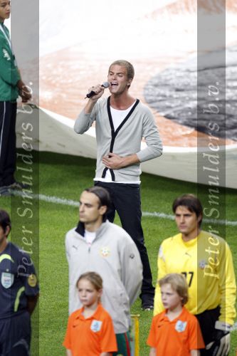 Amsterdam 8 september 2007
kwalificatieduel voor EK tussen Nederland en Bulgarije in de amsterdam arena. Nederland wint met 2-0. Jim Bakkum zingt het volkslied