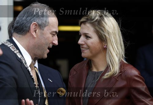 Amsterdam 6 oktober 2008
prinses Maxima op bezoek bij de nederlandse bank. Maxima draagt een rood leren/leer jasje. Maxima met Job Cohen
Peter Smulders bv