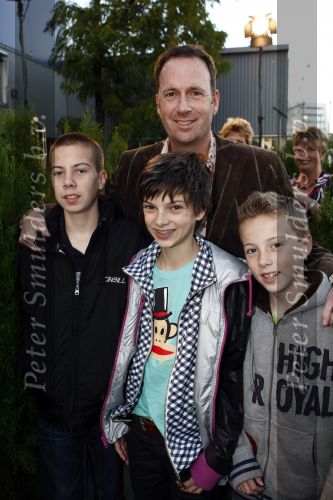 Amsterdam 6 oktober 2008
Premiere film huis Anubis in de theaterfabriek.Jochem v Gelder met zoons
Peter Smulders bv