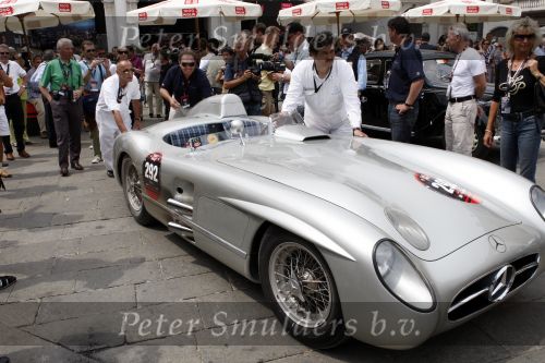 Brescia 15 mei 2008
Start van de Mille Miglia in Brescia. State of art rijdt met 2 porsches mee. Jochen Mass met mercedes 300 slr