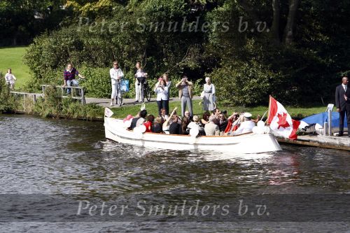 Leiden 23 augustus 2008
De dochter van Phil Collins Joeley Joely Collins trouwt met haar Nederlandse man Stefan Buitelaar. Na het huwelijk gaan ze met boot varen.
