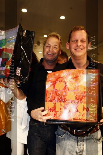 Amsterdam 29 november 2008
Diverse Bekenede Nederlanders BN ers verkopen bij de bijenkorf plastic draagtassen voor het aidsfonds. Joep Onderdelinden en Tony Neef
Peter Smulders bv
