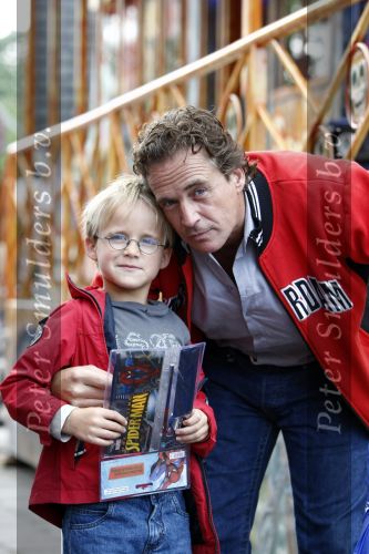 Blaricum 20 augustus  2008
Joep Sertons met zijn zoontje op de kermis.