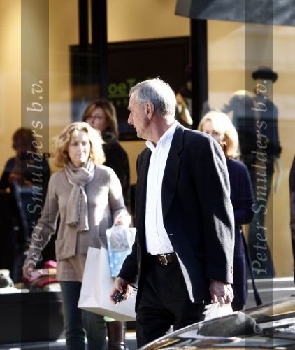 Amsterdam 8 november 2008
Johan Cruijff aan het winekelen met zijn vrouw Danny en dochter Chantal. Daarna gaan ze naar huis.
Peter Smulders bv