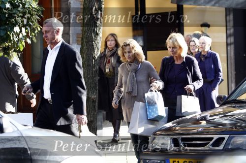 Amsterdam 8 november 2008
Johan Cruijff aan het winekelen met zijn vrouw Danny en dochter Chantal. Daarna gaan ze naar huis.
Peter Smulders bv