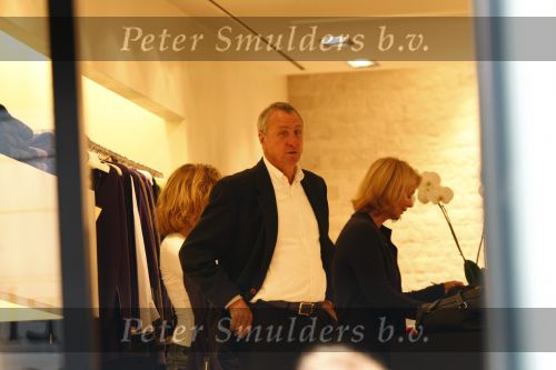 Amsterdam 8 november 2008
Johan Cruijff aan het winekelen met zijn vrouw Danny en dochter Chantal. Daarna gaan ze naar huis.
Peter Smulders bv