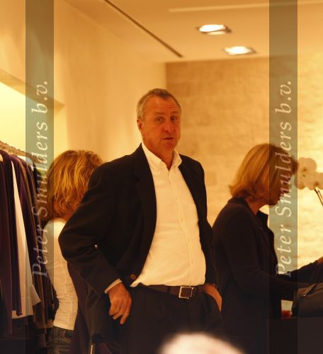 Amsterdam 8 november 2008
Johan Cruijff aan het winekelen met zijn vrouw Danny en dochter Chantal. Daarna gaan ze naar huis.
Peter Smulders bv