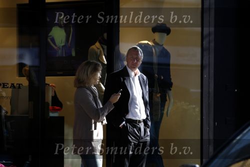 Amsterdam 8 november 2008
Johan Cruijff aan het winekelen met zijn vrouw Danny en dochter Chantal. Daarna gaan ze naar huis.
Peter Smulders bv