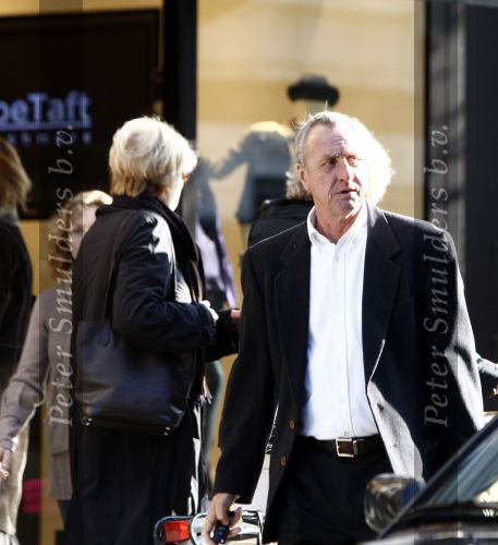 Amsterdam 8 november 2008
Johan Cruijff aan het winekelen met zijn vrouw Danny en dochter Chantal. Daarna gaan ze naar huis.
Peter Smulders bv