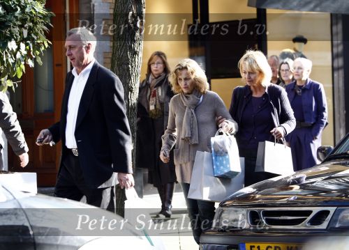 Amsterdam 8 november 2008
Johan Cruijff aan het winekelen met zijn vrouw Danny en dochter Chantal. Daarna gaan ze naar huis.
Peter Smulders bv