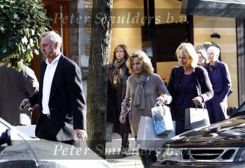Amsterdam 8 november 2008
Johan Cruijff aan het winekelen met zijn vrouw Danny en dochter Chantal. Daarna gaan ze naar huis.
Peter Smulders bv