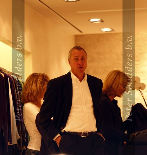 Amsterdam 8 november 2008
Johan Cruijff aan het winekelen met zijn vrouw Danny en dochter Chantal. Daarna gaan ze naar huis.
Peter Smulders bv