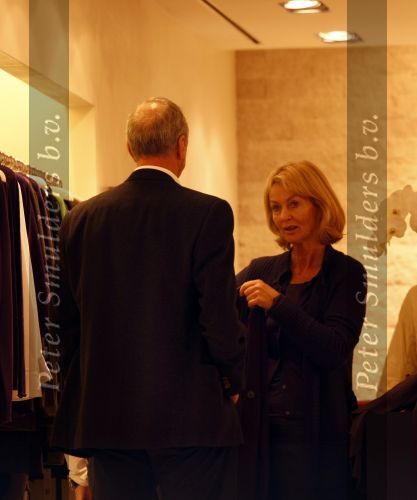 Amsterdam 8 november 2008
Johan Cruijff aan het winekelen met zijn vrouw Danny en dochter Chantal. Daarna gaan ze naar huis.
Peter Smulders bv