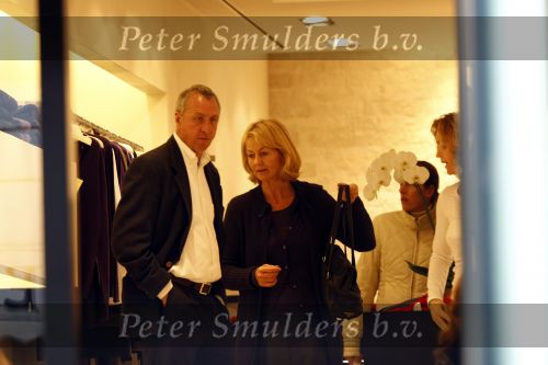 Amsterdam 8 november 2008
Johan Cruijff aan het winekelen met zijn vrouw Danny en dochter Chantal. Daarna gaan ze naar huis.
Peter Smulders bv