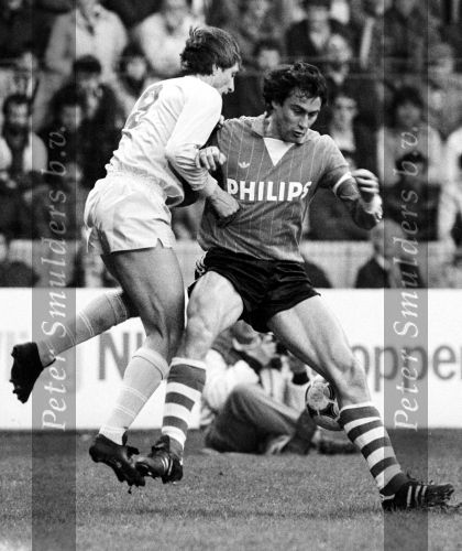10 April 1982
Bekerwedstrijd tussen PSV-AJAX met Huub Stevens in duel met Johan Cruyff.
Zware overtreding ( zie voet ) !!

PETER SMULDERS BV