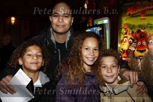 Amsterdam 9 november 2008
Premiere Madagascar in Tuschinski. John Jones met kinderen
Peter Smulders bv