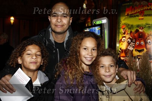 Amsterdam 9 november 2008
Premiere Madagascar in Tuschinski. John Jones met kinderen
Peter Smulders bv