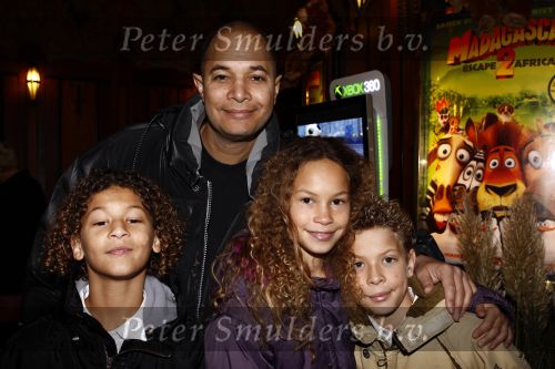 Amsterdam 9 november 2008
Premiere Madagascar in Tuschinski. John Jones met kinderen
Peter Smulders bv