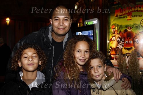 Amsterdam 9 november 2008
Premiere Madagascar in Tuschinski. John Jones met kinderen
Peter Smulders bv