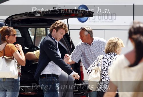 Faro 5 mei 2008
John de Mol jr en zijn vriendin Els met de ouders van John op vliegveld Faro.
John de Mol sr hand in hand met zijn vrouw.
Peter Smulders bv